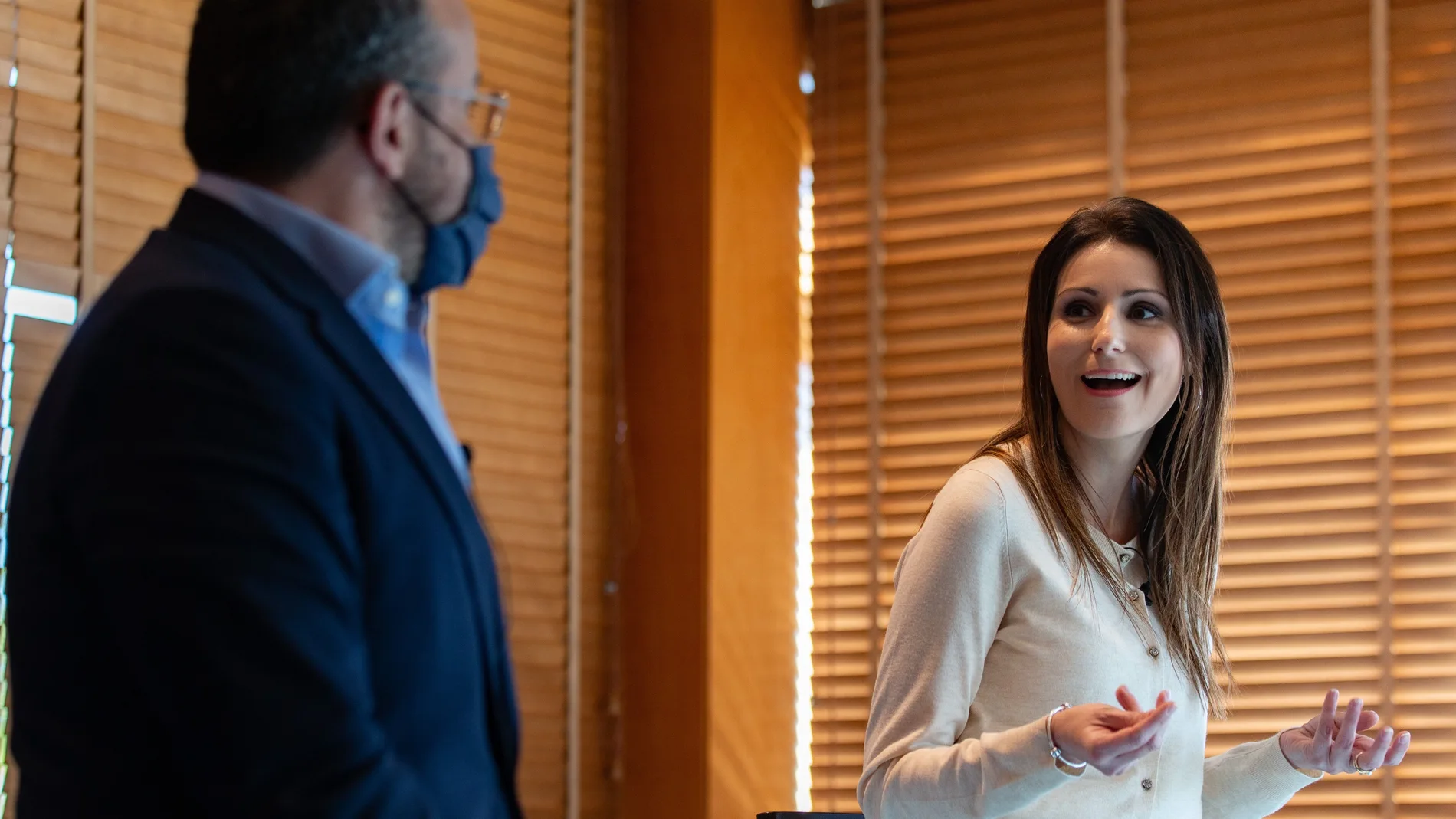 La hasta ahora portavoz de Cs en el Parlament, Lorena Roldán (d), será la número 2 del PPC en la lista por Barcelona para las elecciones catalanas del 14 de febrero