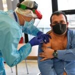 Un sanitario de la Residencia de Mayores de El Zapillo en Almería, recibe la vacuna para la COVID-19