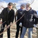 El presidente del PP, Pablo Casado, junto al secretario general del partido, Teodoro García Egea, y el presidente del PP de Murcia, Fernando López Miras, en una explotación agraria de Cieza (Murcia)PP30/12/2020