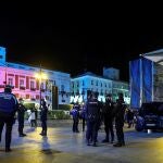 Miembros de la Policía Nacional preparan el dispositivo para esta noche