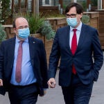 El ministro de Sanidad, Salvador Illa, acompañado por el líder del PSC, Miquel Iceta (i), a su llegada a las Jornadas de Economía de S'Agaró que llegan a su 25 edición con un encuentro en formato híbrido.