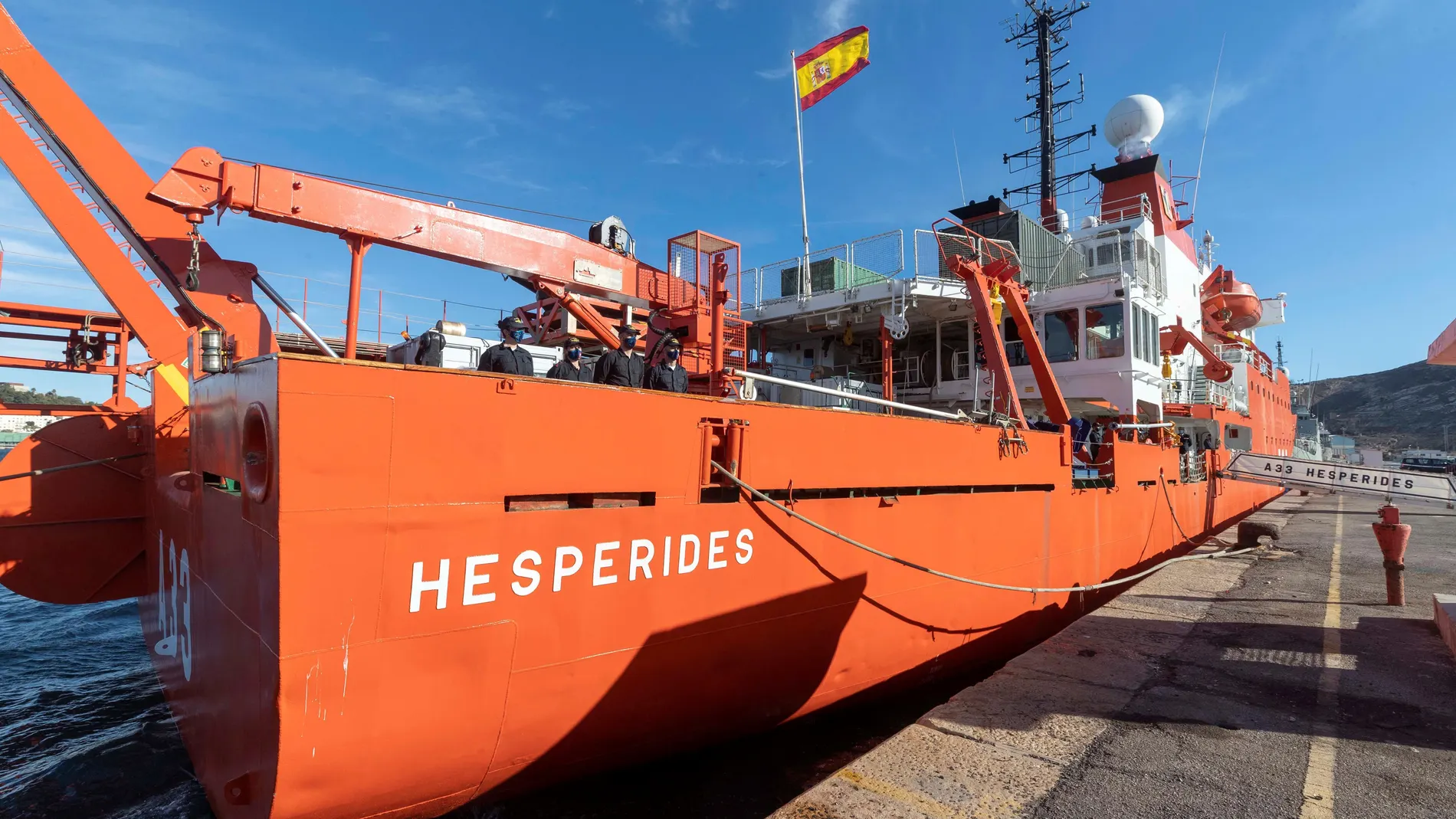 Varios militares de la armada a bordo del buque de investigación oceanográfica Hespérides