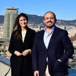 La número 2 de la lista del PP a las elecciones catalanas y exportavoz de Cs en Cataluña, Lorena Roldán (i), acompañada del presidente del PP en Cataluña, Alejandro Fernández (d), durante el acto ‘Sumando por Catalunya’, en Barcelona, Cataluña (España), a 30 de diciembre de 2020.