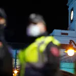 Agentes de seguridad custodian la madrileña Puerta del Sol para evitar aglomeraciones el día antes de las campanadas.
