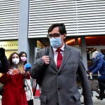 El ministro de Sanidad, Salvador Illa sale de la sede del PSC Catalunya, en la calle Pallars, para dirigirse a la sede del PSC Barcelona, en Barcelona
