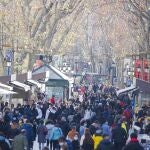 La popular Rambla de Barcelona con quioscos y paradas a ambos lados