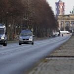 Dos coches circulan cerca de la Puerta de Brandenburgo. Toda la zona permanece cortada para evitar celebraciones por el find e año.