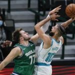 Luka Doncic trata de frenar a Caleb Martin en el Mavericks - Hornets