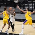 Kyle Kuzma y Marc Gasol tratan de frenar la entrada de DeMar DeRozan