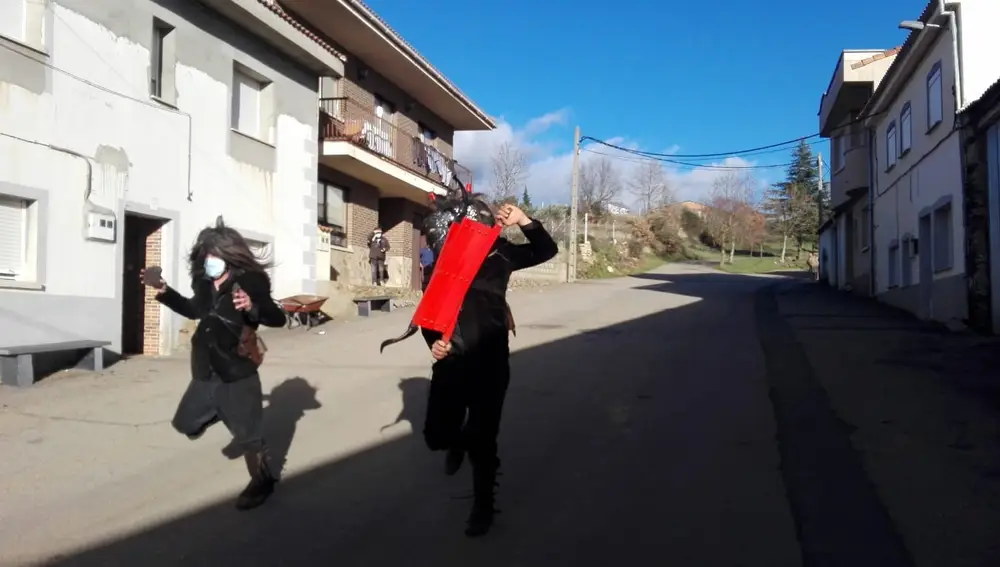 Los Carochos de Riofrío de Aliste (Zamora) durante su recorrido tradicional de Año Nuevo.