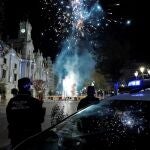 Un numeroso dispositivo de agentes de la Policía Local ha vigilado la plaza del Ayuntamiento de Valencia para impedir el acceso tras la prohibición de celebrar la Nochevieja en la misma dadas las restricciones por la pandemia.