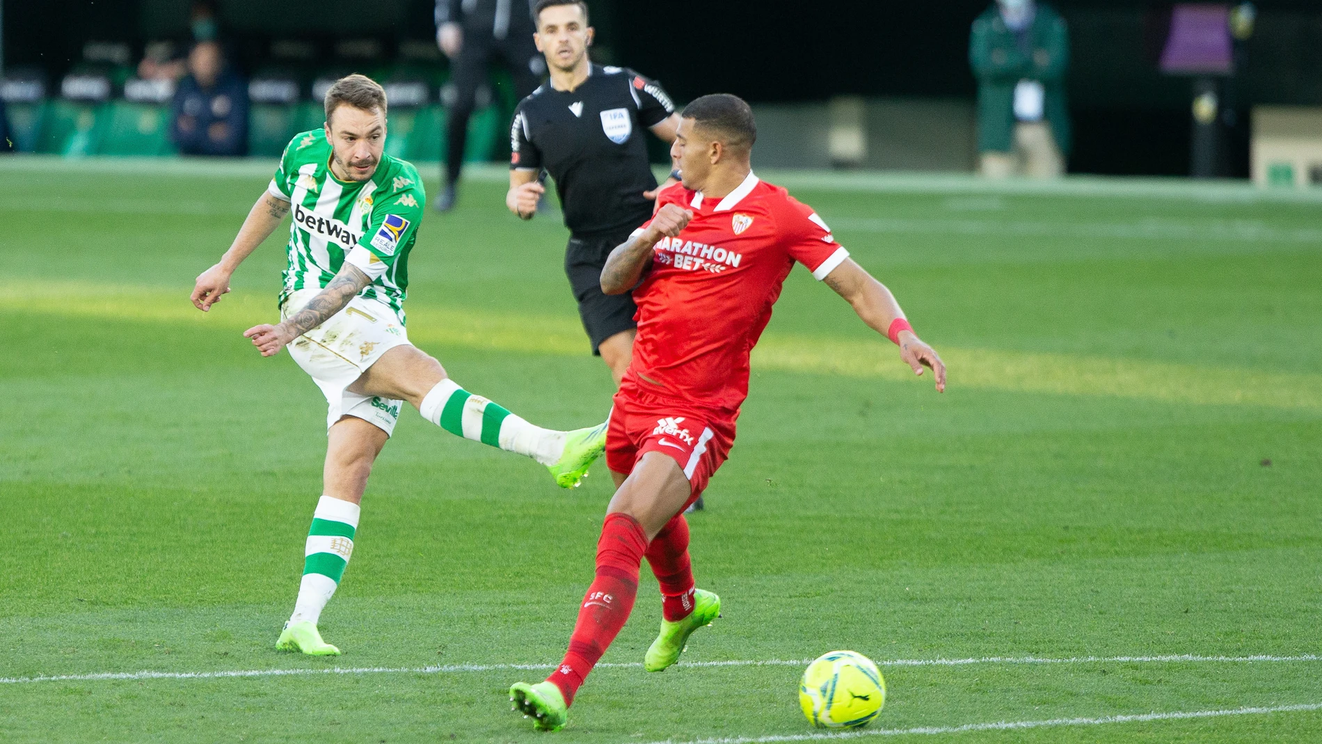 Loren Morón con el Real Betis frente al Sevilla.