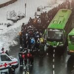El 112 asiste a un grupo de 150 personas que esperaban autobús en Cotos debido al frío y la nieve