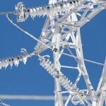 Vista de una torreta de la luz congelada en Pedrafita (Lugo) como consecuencia del temporal