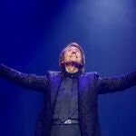 El cantante Raphael durante su concierto en el Wizink Center en Madrid (España)