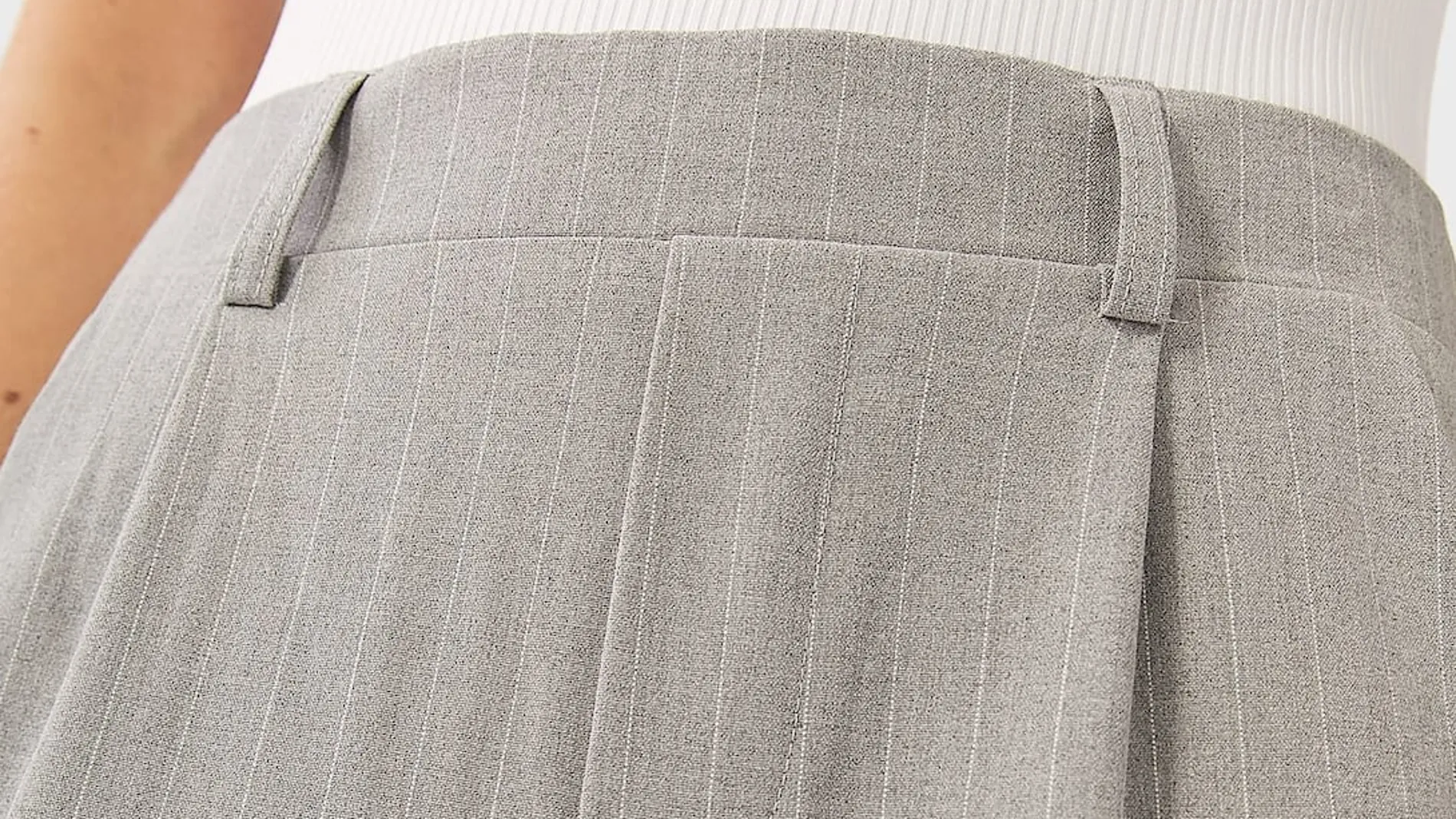 El pantalón perfecto para chicas bajitas de Stradivarius que nos ha descubierto La Vecina Rubia.