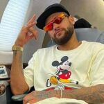 Neymar en su avión privado de regreso a París
