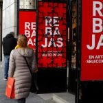 Carteles con las rebajas de enero que en algunas cadenas y establecimientos ya han comenzado