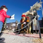 Una niña entrega la carta para los Reyes Magos en Torrevieja