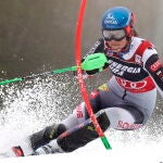 Petra Vlhova de Eslovaquia pasando una puerta durante la primera prueba de la carrera de Slalom Femenino de la Copa Mundial de Esquí Alpino de la FIS en el Monte Sljeme cerca de Zagreb, Croacia, 03 de enero de 2021. (Croacia, Eslovaquia) EFE/EPA/ANTONIO BAT