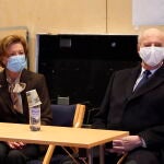 El rey Harald de Noruega y la reina Sonja visitan la sala de control de gestión de crisis en Gjerdrum, Noruega