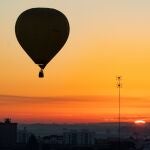 El heraldo real, que cada 4 de enero anuncia en Sevilla la llegada de los Reyes Magos, ha usado este lunes un globo aerostático para acudir a su cita con los niños