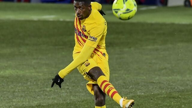 Dembelé dispara a puerta en el partido contra el Huesca