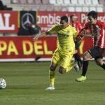 El delantero colombiano del Villarreal CF Carlos Bacca (i) marca el 0-1 durante el encuentro de segunda ronda de la Copa del Rey entre Zamora CF y Villarreal CF, este martes en el estadio Ruta de la Plata de Zamora. EFE/Mariam A. Montesinos