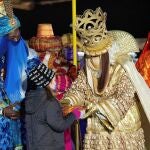 Los Reyes Magos de Oriente, con mascarilla, tras llegar a Barcelona a bordo del paquebote Santa Eulàlia, y una vez recibidos por las autoridades se han trasladado al Fórum para preparar el reparto de regalos, tras la preceptiva autorización para saltarse el toque de queda nocturno. EFE/ Enric Fontcuberta.