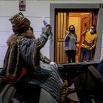 Cientos de personas se concentraron ayer por la tarde en la plaza del Ayuntamiento de Valencia