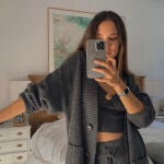 Grace Villarreal y el conjunto de punto de las rebajas de Mango y Zara que vas a querer para estar en casa.