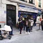 Colas ante la administración de lotería Doña Manolita de Madrid para comprar un décimo para el sorteo de Navidad