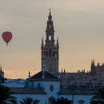 Sus Majestades los Reyes Magos de Oriente pasean en globo por los cielos de Sevilla