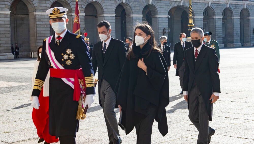 El Rey Felipe VI y la Reina Letizia presidente la Pascua Militar de 2021. Detrás de ellos asisten la ministra de Defensa, Margarita Robles; el presidente del Gobierno, Pedro Sánchez; y el ministro del Interior, Fernando Grande-Marlaska. En el Palacio Real, en Madrid (España) a 6 de enero de 2021.06 ENERO 2021;PASCUA MILITAR;REY;FELIPE VI;MONARQUÍA;EJÉRCITO;FUERZAS ARMADASPOOL. Matías Nieto / ABC06/01/2021