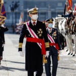 El Rey Felipe VI pasa revista a las tropas en la Pascua Militar de 2021, en el Palacio Real, en Madrid (España) a 6 de enero de 2021.