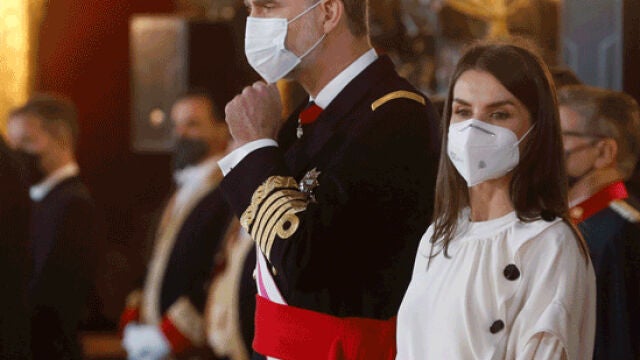 Para el acto celebrado en en la plaza de la Armería del Palacio Real de Madrid, Doña Letizia ha apostado por un “look” sobrio y discreto, apostando por una falda larga combinada con una capa en el mismo tono y zapatos de tacón con tiras cruzadas en el empeine. Un “total black” outfit, en señal de respeto por los miles de víctimas de la pandemia.