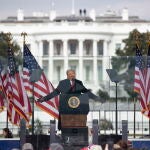 El presidente Trump, subido en un atril, se dirige a la audiencia