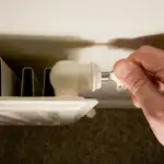 Una manera de ahorrar es cerrar los radiadores de las habitaciones que no se usen y cerrar la puerta para que no entre el calor de las demás estancias