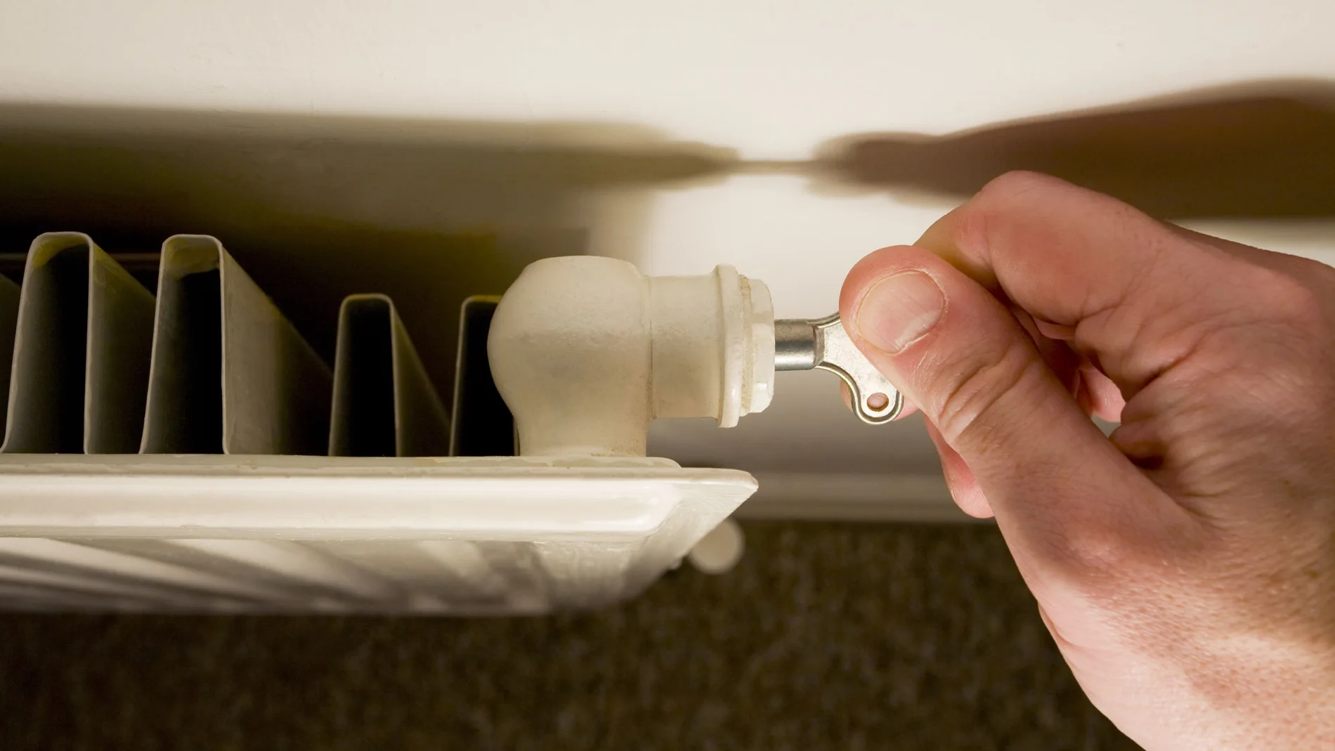 Una manera de ahorrar es cerrar los radiadores de las habitaciones que no se usen y cerrar la puerta para que no entre el calor de las demás estancias