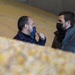 El líder del PP. Pablo Casado, en su visita a las instalaciones de Comercial ALECA en Lleida, junto al presidente del PP de Cataluña, Alejandro Fernández