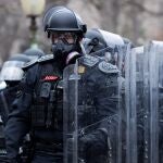 La policía responde ante los manifestantes seguidores de Donald Trump quienes irrumpieron en el Capitolio estadounidense
