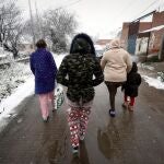 Varios residentes del asentamiento de la Cañada Real caminan bajo la nieve este jueves 7 de enero.