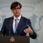El ministro de Sanidad, Salvador Illa, durante la rueda de prensa que ha ofrecido este jueves en el Delegación del Gobierno de Cataluña.