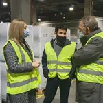 La secretaria autonómica de Sanidad, Concha Andrés, el conseller de Educación, Vicent Marzà y el secretario autonómico de Educación, Miguel Soler en Feria Valencia, supervisan la recepción de los mil purificadores de aire para los centros escolares