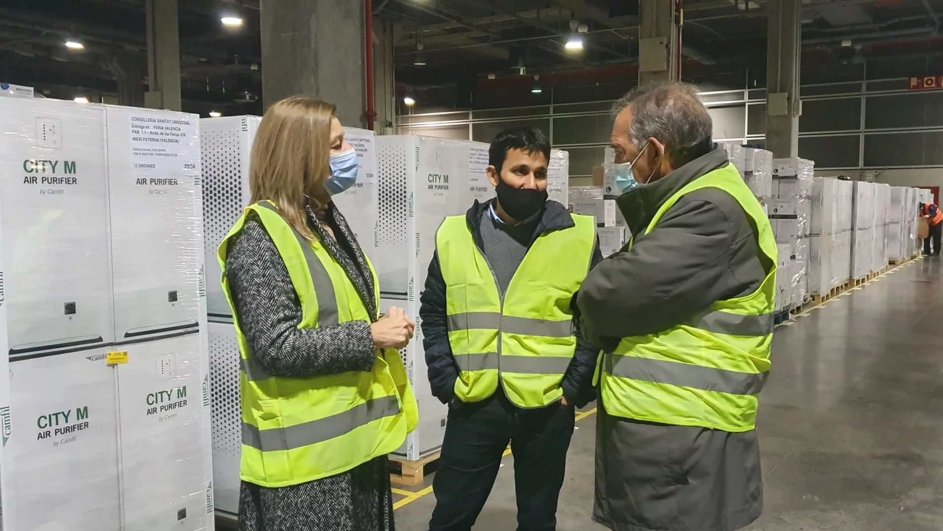La secretaria autonómica de Sanidad, Concha Andrés, el conseller de Educación, Vicent Marzà y el secretario autonómico de Educación, Miguel Soler en Feria Valencia, supervisan la recepción de los mil purificadores de aire para los centros escolares
