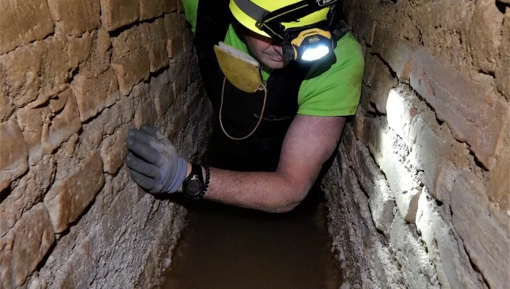 Imagen facilitada por el ayuntamiento de Carmona de una nueva mina de agua de origen romano que ha sido hallada durante los trabajos de exploración del subsuelo de Carmona (Sevilla) realizados por la Asociación Andaluza de Exploraciones Subterráneas (AAES), en virtud del convenio de colaboración suscrito con el Ayuntamiento de la localidad. EFE/Ayuntamiento Carmona