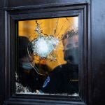 Dos policías observan a través del vidrio roto de una de las puertas del Capitolio de Estados Unidos, luego de que seguidores de Donald Trump irrumpieran en el recinto durante unas protestas en Washington (Estados Unidos).