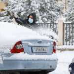 Un hombre quita la nieve de su coche tras el paso de la borrasca Filomena en Teruel, en Aragón (España) a 8 de enero de 2021. Javier Escriche / Europa Press
