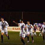 Los jugadores de la Peña Deportiva celebran su pase histórico al derrotar al Sabadell este pasado jueves
