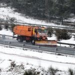En la imagen, un quitanieves esparce sal en la A-3 a su paso por Requena.